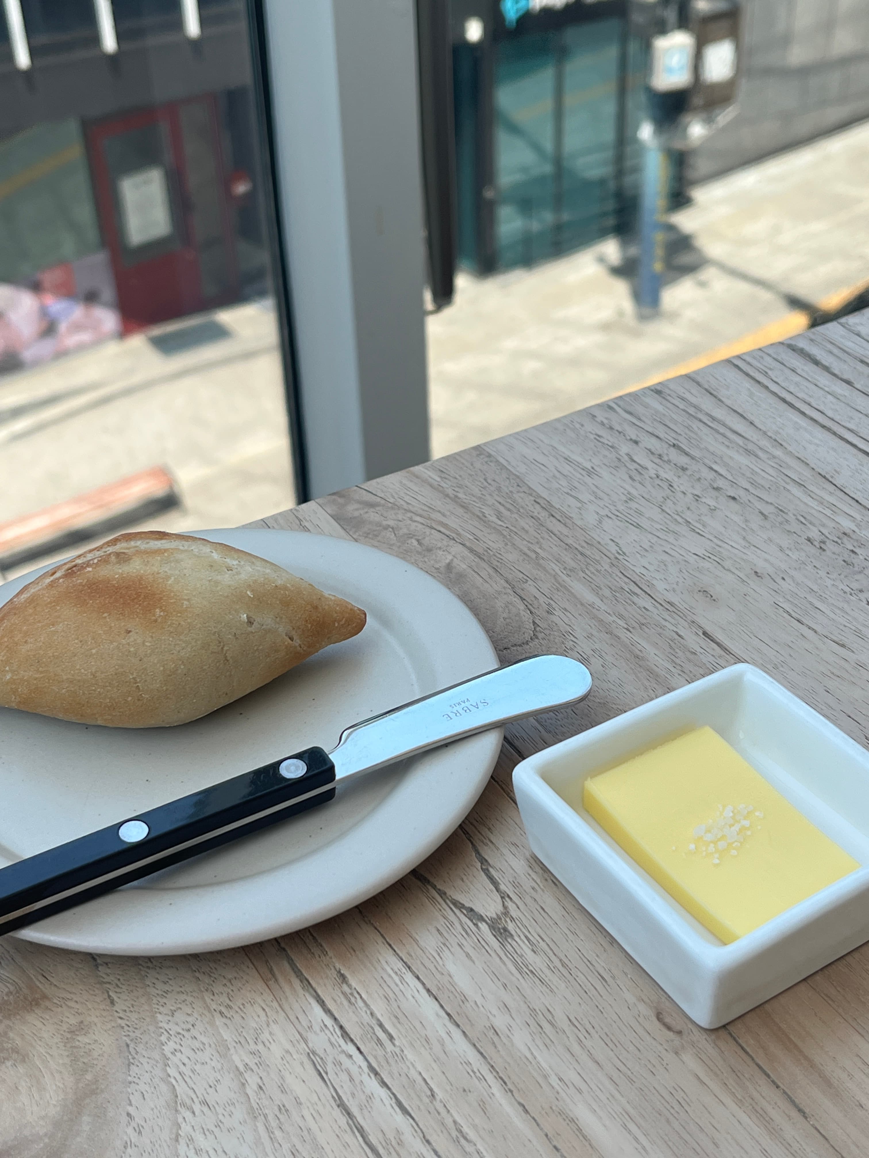 빵 — 버터와 함께 나온 식사 빵