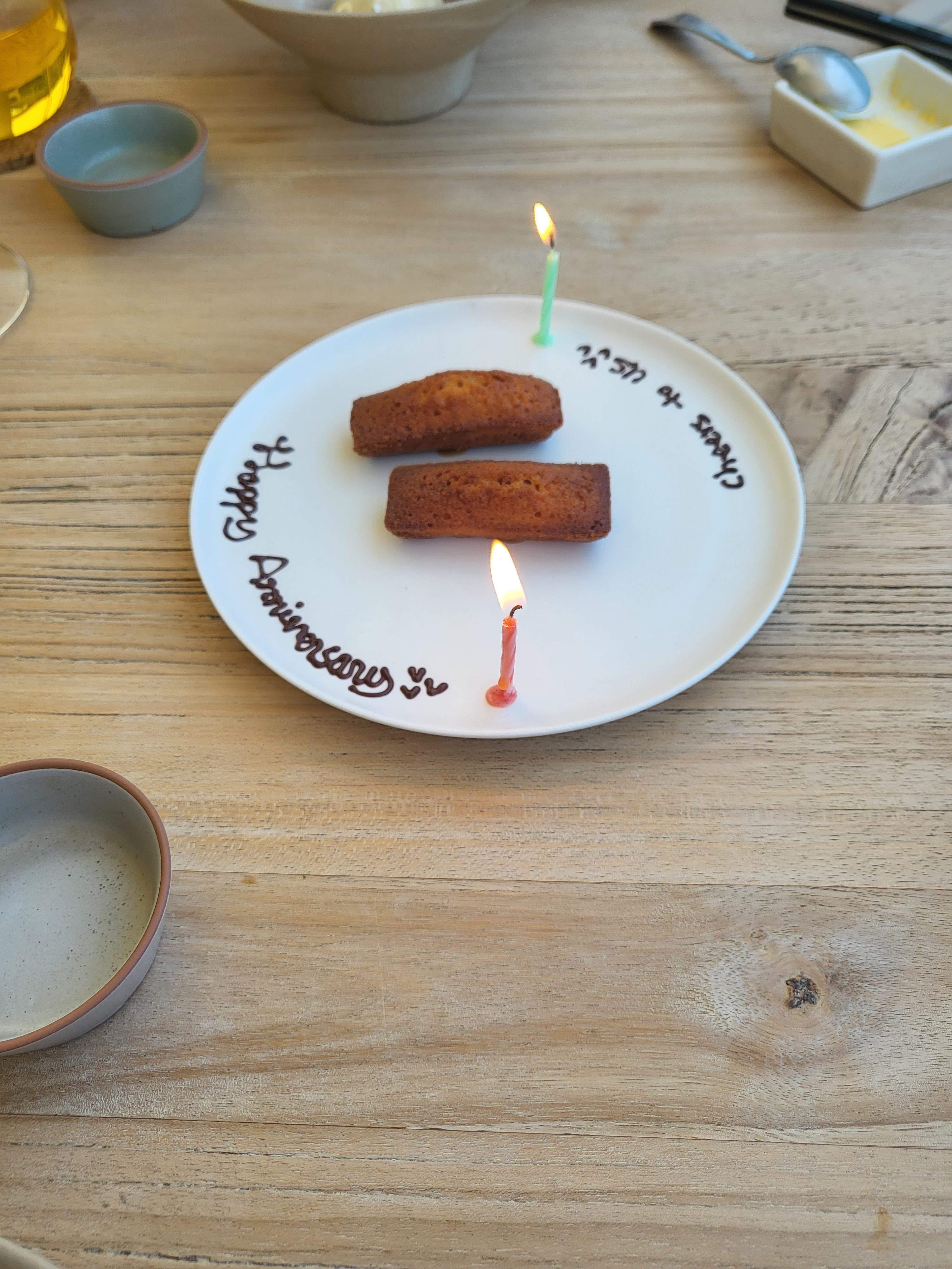 피날레 — 휘낭시에와 Happy Anniversary 레터링