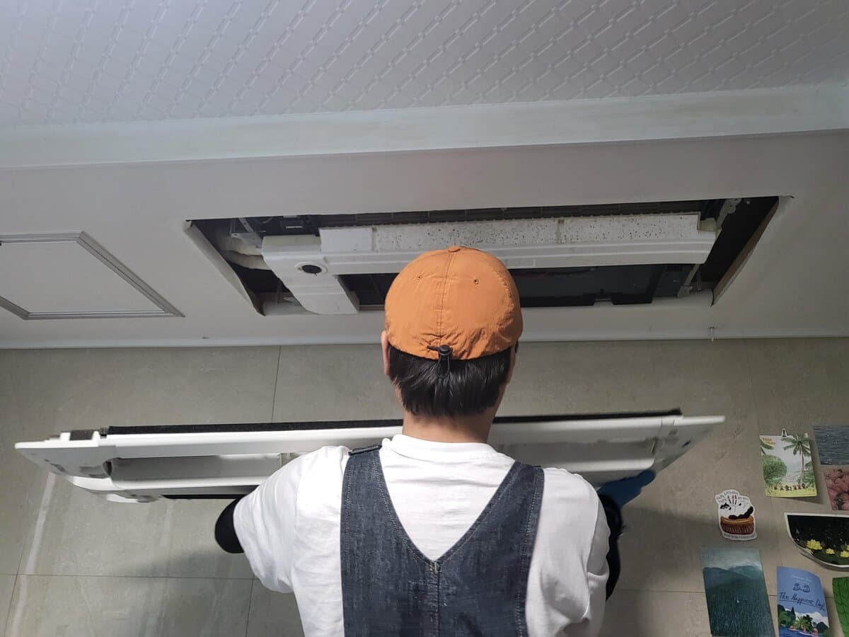 케이블 분리 후 전면 패널 제거 시작