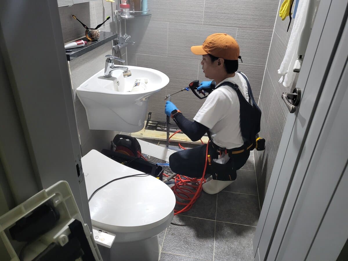 분해된 드레인 팬 — 7년간 쌓인 오염이 가득