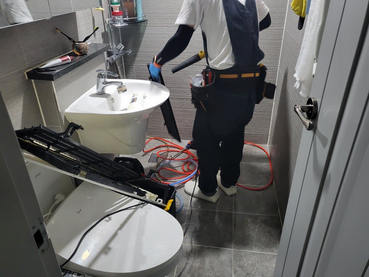 전면 패널 조립 중